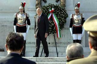 Il Presidente Giorgio Napolitano all'Altare della Patria dopo aver deposto una corona d'alloro, in occasione del 62°anniversario della Liberazione