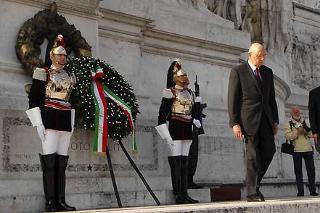 Il Presidente della Repubblica, all'Altare della Patria dopo aver deposto una corona d'alloro, in occasione del 62°anniversario della Liberazione