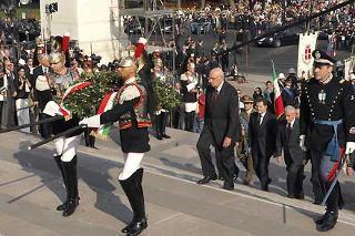 Il Presidente Giorgio Napolitano ascende la Scalea del Vittoriano per deporre una corona d'alloro sulla Tomba del Milite Ignoto in occasione del 62°anniversario della Liberazione