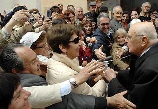 Il Presidente Giorgio Napolitano salutato dai cittadini all'arrivo in piazza Antonio Gramsci.