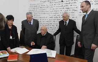 Il Presidente Giorgio Napolitano con Niscali, Casavola, Vacca ed Antonio Gramsci, nipote dell'illustre uomo politico, nella Casa Museo di Antoni Gramsci.