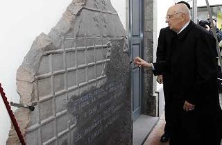 Il Presidente Giorgio Napolitano davanti alla stele a ricordo di Gramsci, nella piazza omonima.