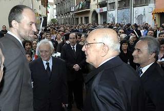 Il Presidente Giorgio Napolitano con Antonio Gramsci, nipote del grande filosofo ed Arturo Parisi, Ministro della Difesa, in piazza Gramsci.