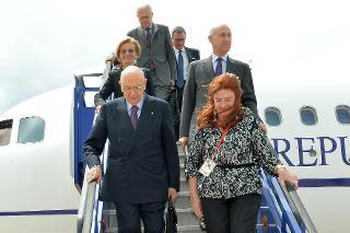 Il Presidente Giorgio Napolitano accompagnato dal Ministro degli Affari Esteri, Emma Bonino, al suo arrivo all'aeroporto di Zagabria in occasione delle celebrazioni per l'adesione della Repubblica di Croazia all'Unione Europea