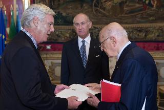 Il Presidente Giorgio Napolitano con S.E. il Signor Peter McGovern, nuovo Ambasciatore del Canada, in occasione della presentazione delle Lettere Credenziali