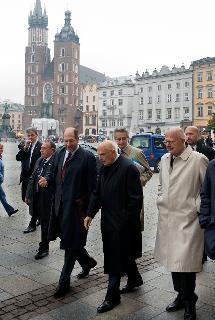 Il Presidente Giorgio Napolitano con l'Ambasciatore d'Italia a Varsavia Riccardo Guariglia durante una breve passeggiata nel centro città