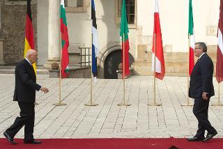 Il Presidente Giorgio Napolitano accolto dal Presidente di Polonia Bronislaw Komorowski al suo arrivo al Castello di Wawel, in occasione dell'Incontro Informale Multilaterale di Capi di Stato &quot;Uniti per l'Europa&quot;