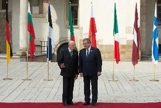 Il Presidente Giorgio Napolitano con il Presidente della Repubblica di Polonia Bronislaw Komorowski al suo arrivo al Castello di Wawel, in occasione dell'Incontro Informale Multilaterale di Capi di Stato &quot;Uniti per l'Europa&quot;