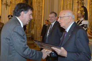 Il Presidente Giorgio Napolitano consegna al Prof. Vincenzo Balzani il Premio &quot;Nature Awards for Mentoring in Science - Italy 2013&quot;