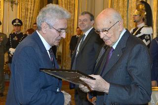 Il Presidente Giorgio Napolitano consegna al Prof. Giorgio Parisi il Premio &quot;Nature Awards for Mentoring in Science - Italy 2013&quot;
