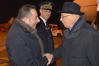 Il Presidente Giorgio Napolitano con Gianni Pittella, Vice Presidente del Parlamento Europeo e il Prefetto della Regione dell'Alsazia Stephane Bouillon,all'Aeroporto di Strasburgo - Entzheim