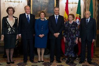 Il Presidente Giorgio Napolitano con il Presidente della Repubblica di Portogallo Anibal Cavaco Silva, il Re di Spagna Juan Carlos e le rispettive consorti al Palacio da Cidadela di Cascais