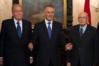 Il Presidente Giorgio Napolitano con il Presidente della Repubblica Portoghese Anibal Cavaco Silva e il Re di Spagna Juan Carlos al Palacio da Cidadela di Cascais