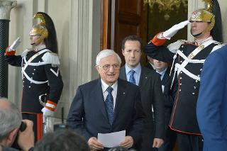 Il Segretario generale della Presidenza della Repubblica Dott. Donato Marra annuncia il conferimento dell'incarico a formare il nuovo Governo a Matteo Renzi