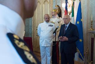 Il Presidente Giorgio Napolitano con a fianco il Capo di Stato Maggiore della Marina Amm. Sq. Giuseppe De Giorgi nel corso dell'incontro con una rappresentanza di Allievi degli Istituti di Formazione della Marina Militare
