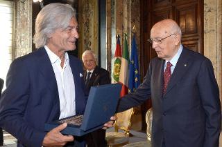 Il Presidente Giorgio Napolitano durante la consegna del &quot;Premio Presidente della Repubblica&quot; dell'Accademia Nazionale di San Luca per l'anno 2013 al Maestro Maurizio Mochetti