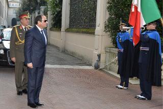 Il Presidente della Repubblica Araba d'Egitto, Abdel Fattah Al Sisi durante gli onori militari