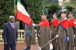 Il Presidente della Repubblica del Mozambico Sig. Armando Guebuza, durante gli onori militari al suo arrivo al Quirinale