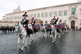 Cambio della Guardia solenne con lo schieramento e lo sfilamento del Reggimento Corazzieri e della Fanfara del IV Reggimento Carabinieri a cavallo, in occasione della Festa del Tricolore