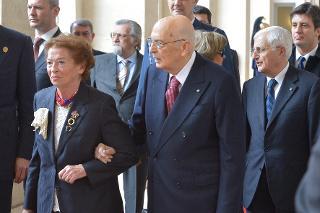 Il Presidente Giorgio Napolitano con la moglie Clio durante il congedo dal Palazzo del Quirinale