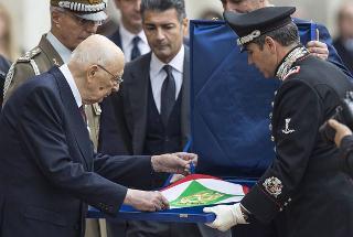 Il Presidente Giorgio Napolitano riceve dal Comandante dei Corazzieri Gen. Paolo Carra lo stendardo presidenziale