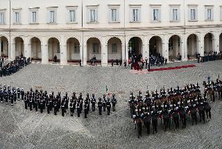 Il Presidente Giorgio Napolitano nel Cortile d'onore riceve gli onori militari da un reparto di formazione interforze