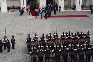 Il Presidente della Repubblica nel Cortile d'onore riceve gli onori militari da un reparto di formazione interforze