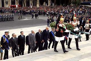 Il Presidente Giorgio Napolitano ascende la Scalea del Vittoriano per deporre una corona d'alloro sulla Tomba del Milite Ignoto in occasione della Festa Nazionale della Repubblica