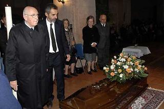 Il Presidente Giorgio Napolitano rende omaggio a Pietro Scoppola, alla camera ardente allestita nella Basilica di Cristo Re