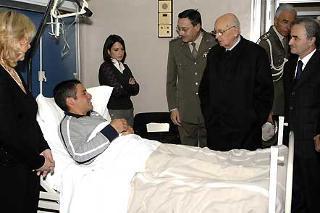 Il Presidente Giorgio Napolitano all'Ospedale del Celio, durante la visita ai militari feriti a Kabul.