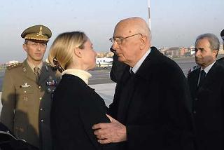 Il conforto del Presidente della Repubblica Giorgio Napolitano alla Signora Alessandra, vedova del Maresciallo Capo Daniele Paladini che ha perso la vita a Kabul, poco prima della partenza della Salma, all'Aeroporto di Ciampino.