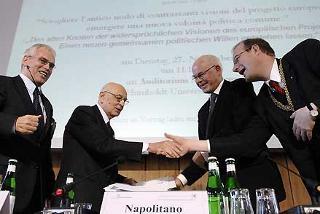 Il Presidente Giorgio Napolitano, nella foto con Ingolf Pernice, Dirk Reimers e Cristoph Markschies, al termine del suo intervento all'Università Humboldt