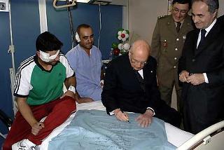 Il Presidente Giorgio Napolitano, accompagnato dal Ministro della Difesa Arturo Parisi durante la visita ai militari della Folgore Fulvio Concas e Yari Contu all'Ospedale del Celio