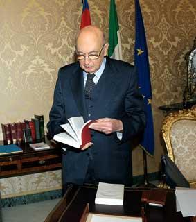 Il Presidente Giorgio Napolitano nel suo studio alla Vetrata, durante le consultazioni