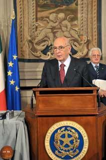 Il Presidente Giorgio Napolitano saluta i giornalisti al termine delle consultazioni