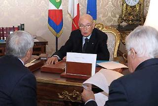 Il Presidente Giorgio Napolitano a colloquio con il Presidente del Senato Franco Marini ed il Segretario generale del Quirinale