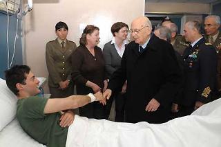 Il Presidente Giorgio Napolitano in visita al Policlinico Militare del &quot;Celio&quot; dove si è intrattenuto con Enrico Mercuri, il militare ferito in Afghanistan, la mamma Egidia e la sorella Emanuela