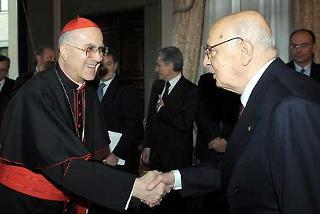 Il Presidente Giorgio Napolitano con il Cardinale Tarcisio Bertone, Segretario di Stato di Sua Santità, all'Ambasciata d'Italia presso la Santa Sede.