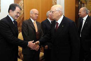 Il Presidente Giorgio Napolitano, nella foto con Romano Prodi, Fausto Bertinotti ed Antonio Marzano in occasione della celebrazione del 50° anniversario della prima seduta del Consiglio nazionale dell'economia e del lavoro