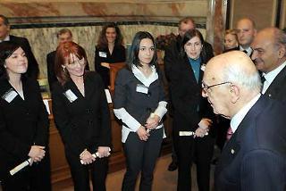 Il Presidente Giorgio Napolitano, a fianco il Presidente del CNEL Antonio Marzano, si congratula con le Dottoresse vincitrici di una borsa di studio per tesi di laurea sul CNEL, durante la cerimonia per la celebrazione del 50°anniversario della prima seduta del Consiglio nazionale dell'economia e del lavoro