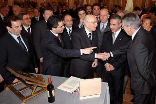 Il Presidente Giorgio Napolitano con alcuni componenti la delegazione dell'Associazione Nazionale &quot;Città del vino&quot;, in occasione dell'incontro al Quirinale