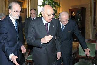 Il Presidente Giorgio Napolitano con il Presidente della Corte costituzionale Franco Bile ed il Presidente Emerito, Leopoldo Elia, in occasione della cerimonia celebrativa del 60° anniversario della Costituzione