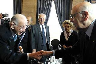 Il Presidente Giorgio Napolitano si congratula con il Presidente Emerito della Corte costituzionale Leopoldo Elia, al temine della prolusione ufficiale in occasione della cerimonia celebrativa del 60° anniversario della Costituzione