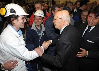 Il Presidente Giorgio Napolitano, in visita ai Cantieri dell'Azienda CNR-Gruppo Ferretti, saluta un gruppo di operai al termine della visita.