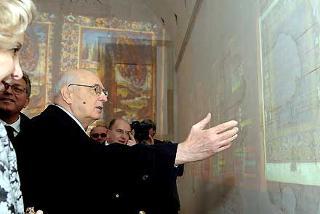 Il Presidente Giorgio Napolitano durante la visita all'Esposizione virtuale multivisione ad Urbino