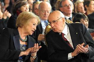 Il Presidente Giorgio Napolitano con la moglie Clio durante la cerimania celebrativa della Festa della Donna, al Quirinale