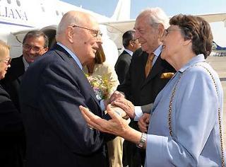 Il Presidente Giorgio Napolitano, nella foto con Gabriel Valdes e Signora, all'arrivo nella capitale cilena.