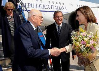Il Presidente Giorgio Napolitano con la moglie Clio accolti all'Aeroporto internazionale &quot;Arturo Merino Benitez&quot;.