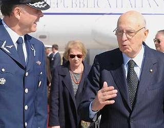 Il Presidente Giorgio Napolitano con la moglie Clio all'arrivo nella Capitale cilena.