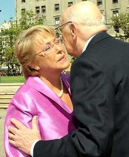 Il cordiale incontro del Presidente Giorgio Napolitano con il Presidente della Repubblica del Cile Michelle Bachelet all'arrivo a Palazzo della Moneda.